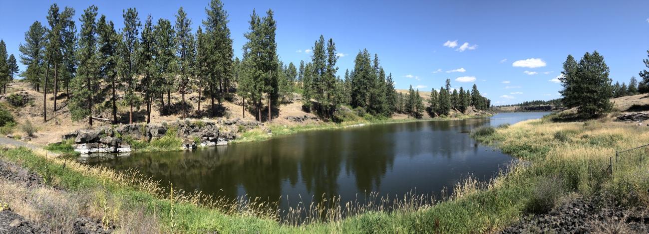 Sunny hiking at Hog Canyon Lake
